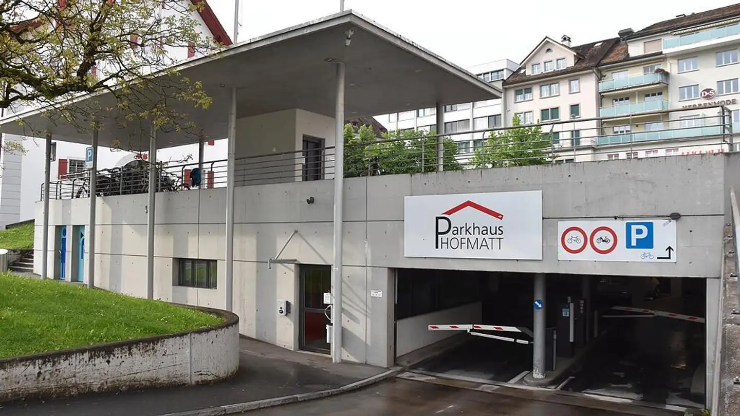 Place de parking souterraine à louer - Postplatz 8, 6430 Schwyz