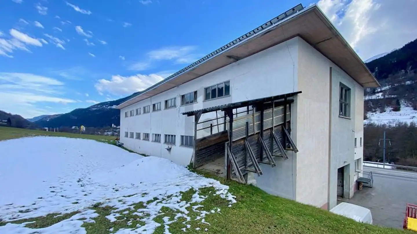 Immeuble industriel à vendre - 7166 Trun