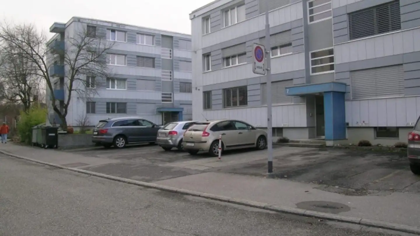Place de parking couverte à louer - Fliederweg 5, 4528 Zuchwil