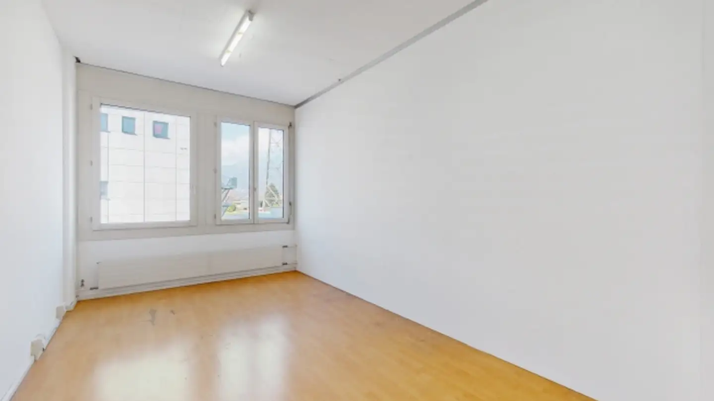 Commercial à louer - Via Luserte 2, 6572 Quartino