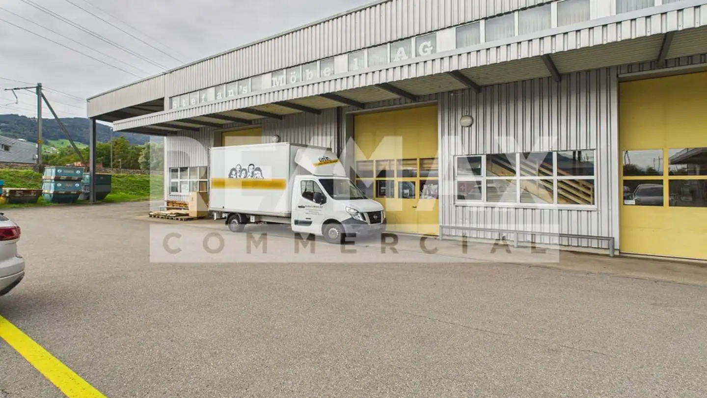 Mixed-use building for rent - 8853 Lachen SZ