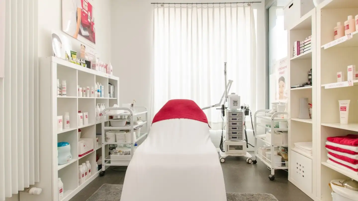 Commercial à louer - Albisriederstrasse 349, 8047 Zürich