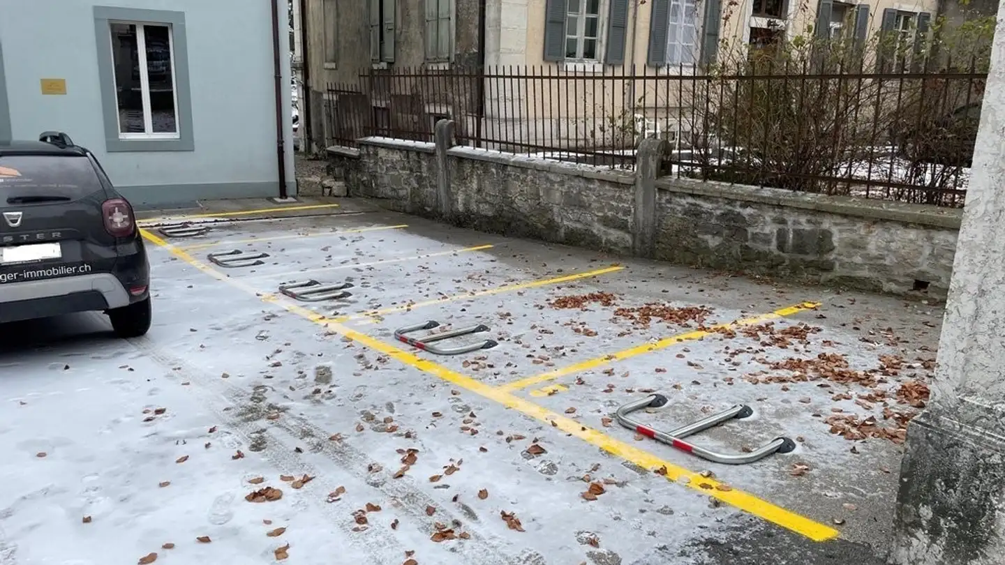 Outdoor parking space for rent - 2400 Le Locle
