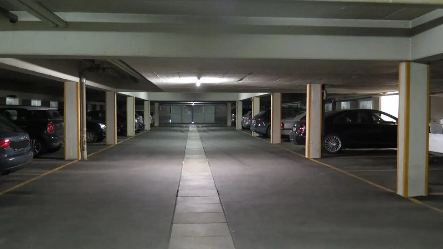 Tiefgaragenstellplatz mieten - Sägenstrasse 97, 7000 Chur - Foto 2