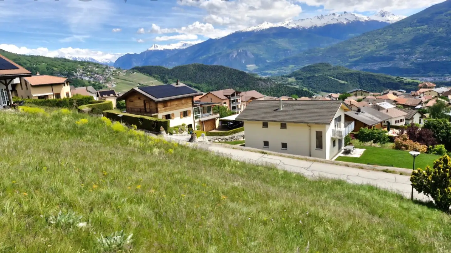 Constructible plot for sale - 1976 Erde