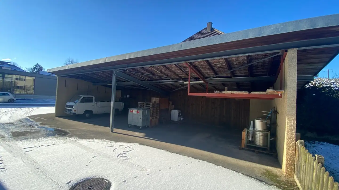 Place de parking couverte à louer - Impasse De La Prairie, 2900 Porrentruy