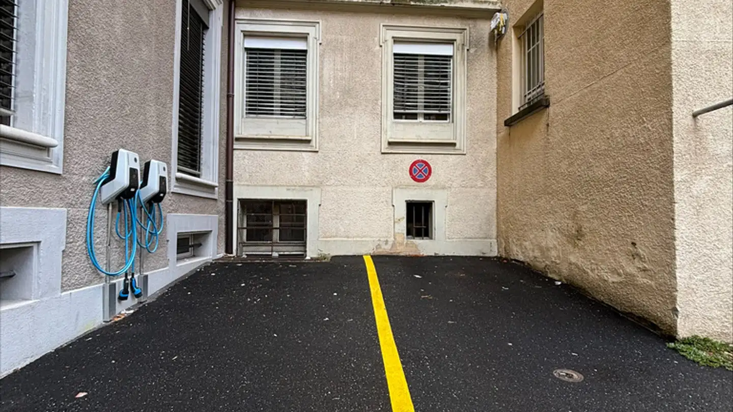 Place de parking extérieure à louer - Rue Du Simplon 35, 1006 Lausanne