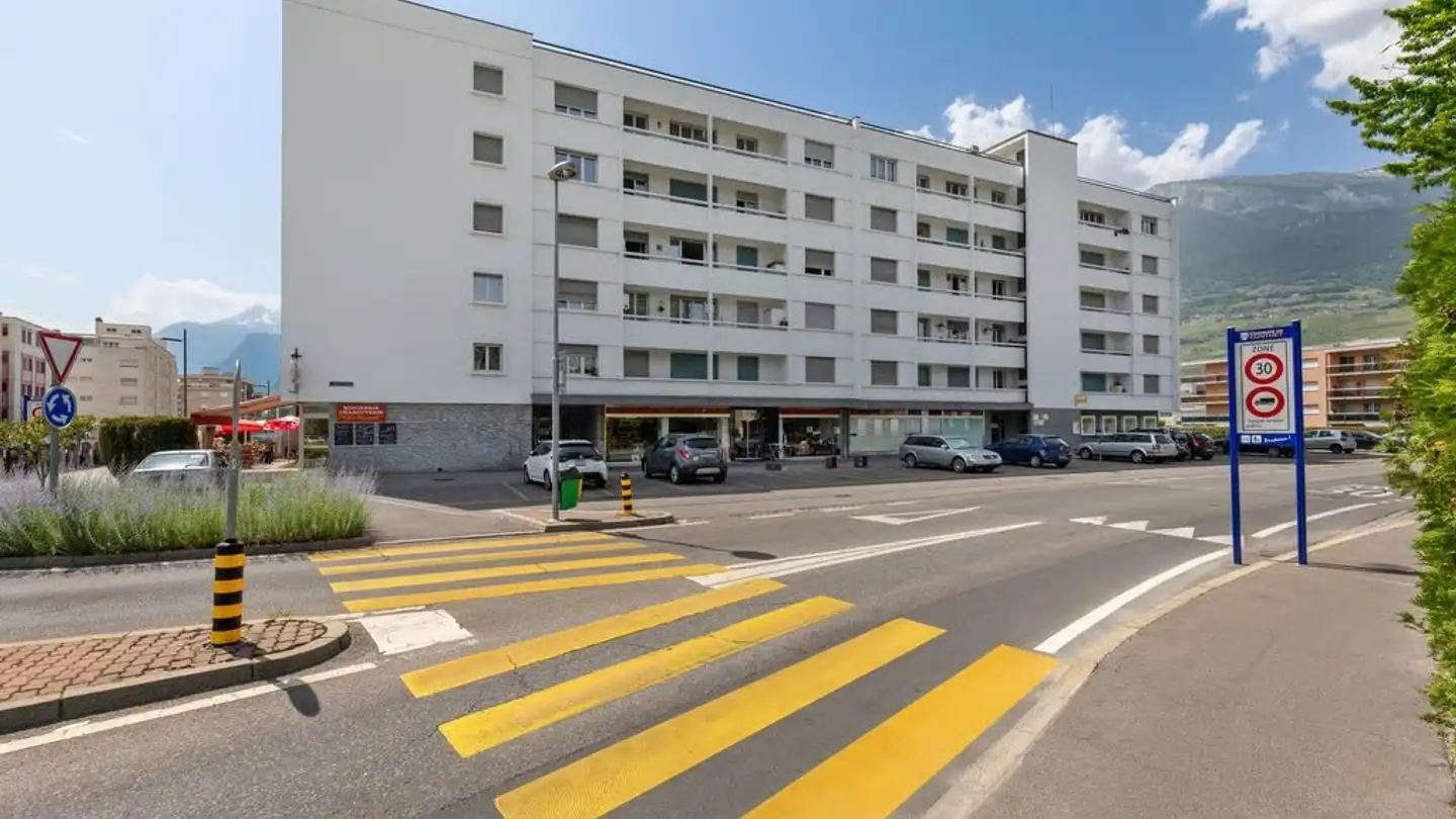Place de parking extérieure à louer - Avenue De La Gare 11, 1964 Conthey