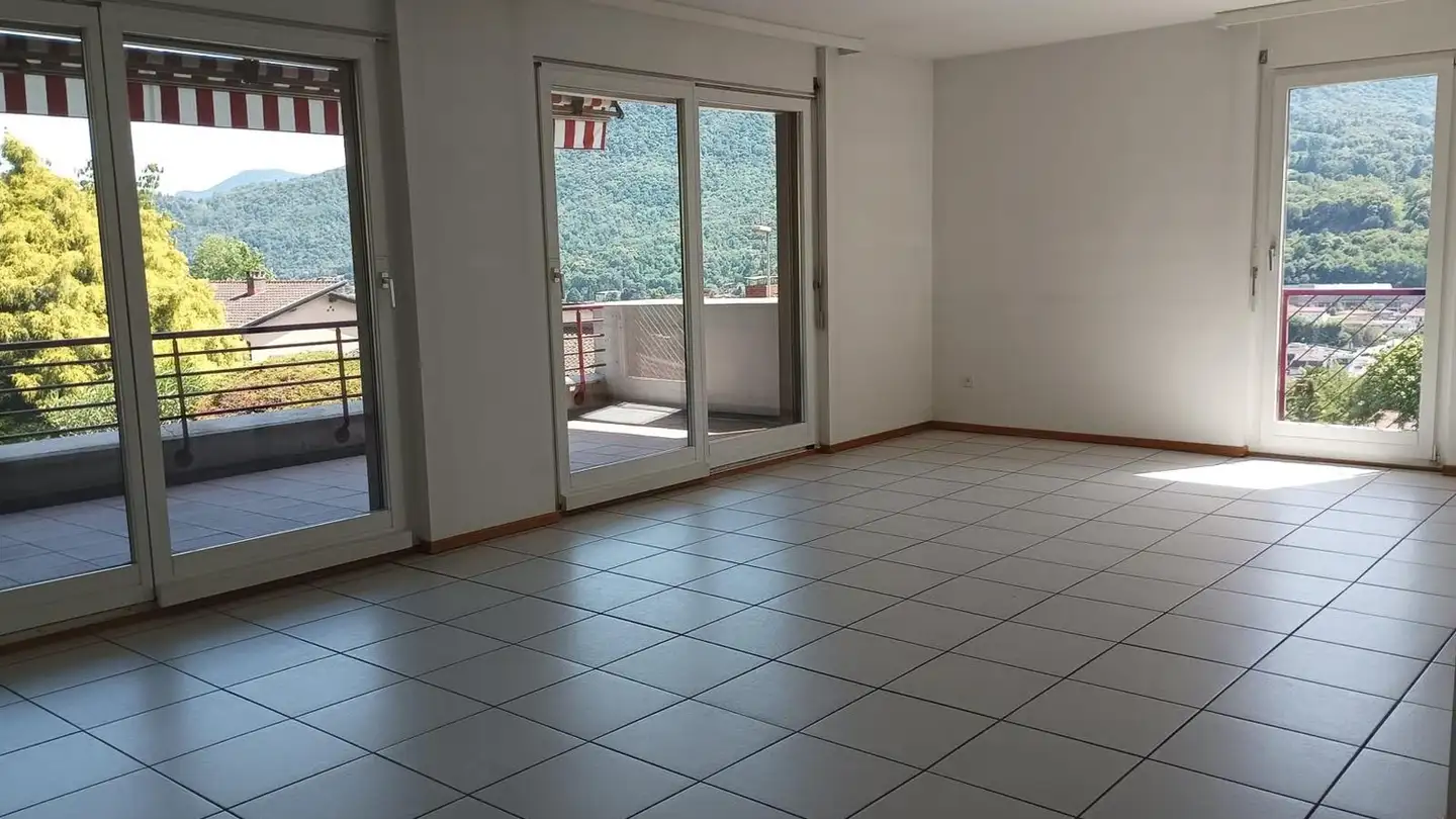 Appartement à louer - Via Ai Ronchi 1, 6988 Ponte Tresa