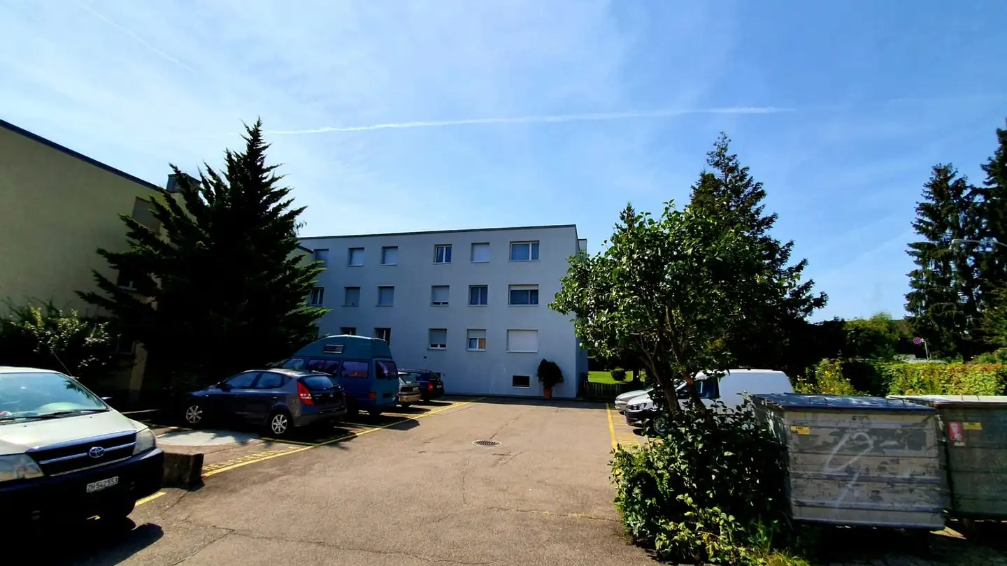 Place de parking extérieure à louer - Heusserstrasse 2, 8634 Hombrechtikon