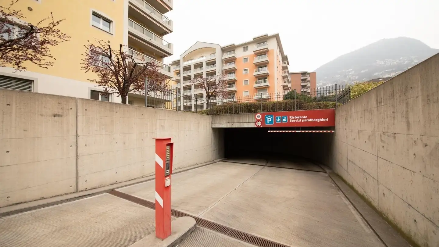 Place de parking couverte à louer - Via Luigi Taddei 4, 6962 Viganello - Photo 2