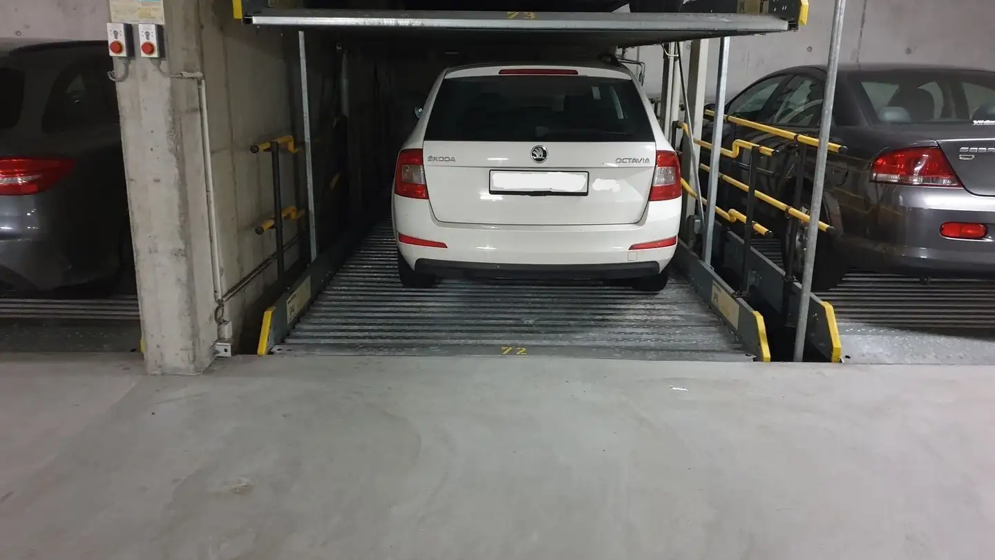 Place de parking extérieure à louer - Grossmannstrasse 18, 8049 Zürich