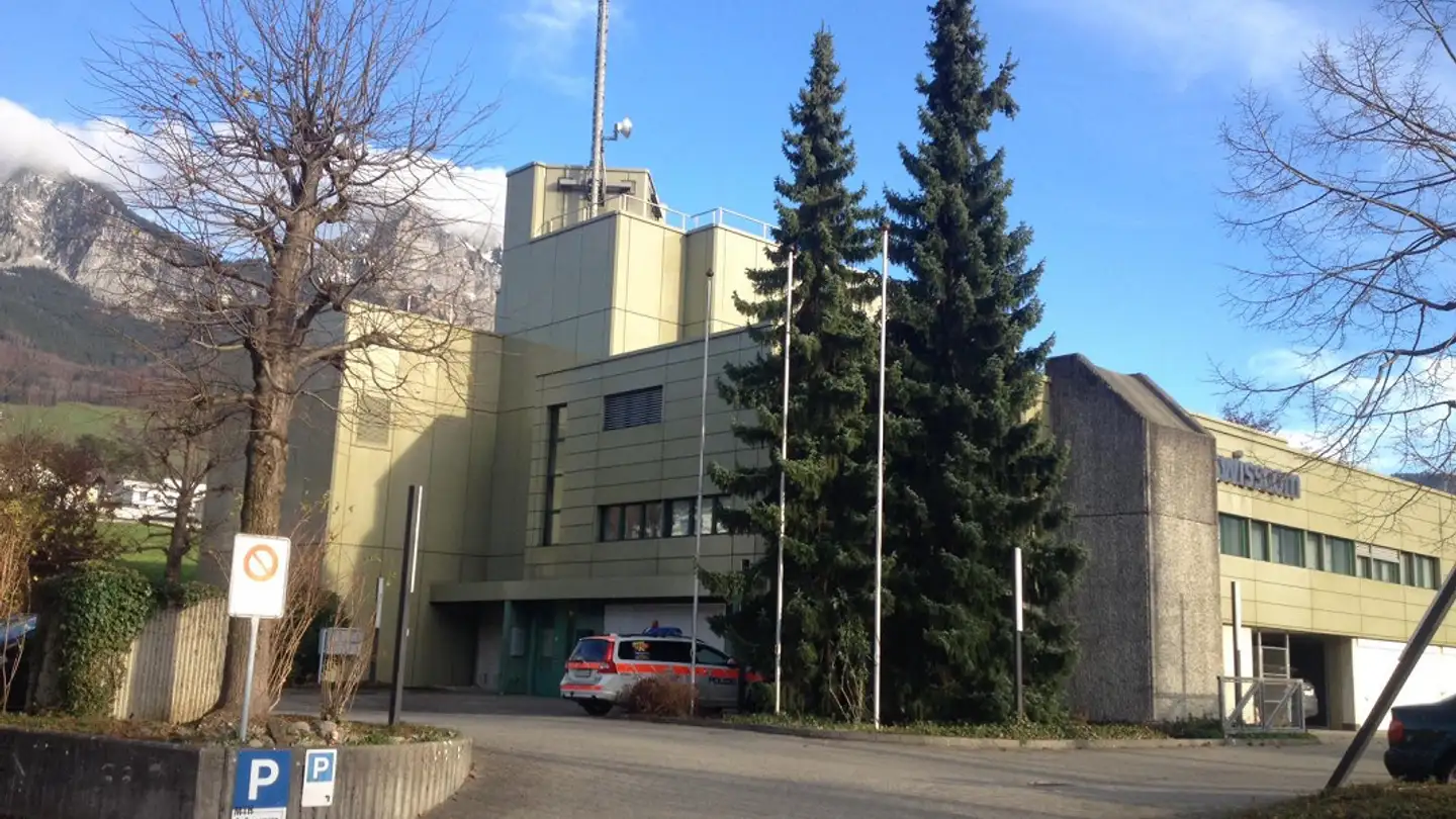 Covered parking space for rent - Bahnhofstrasse 96, 6423 Seewen SZ