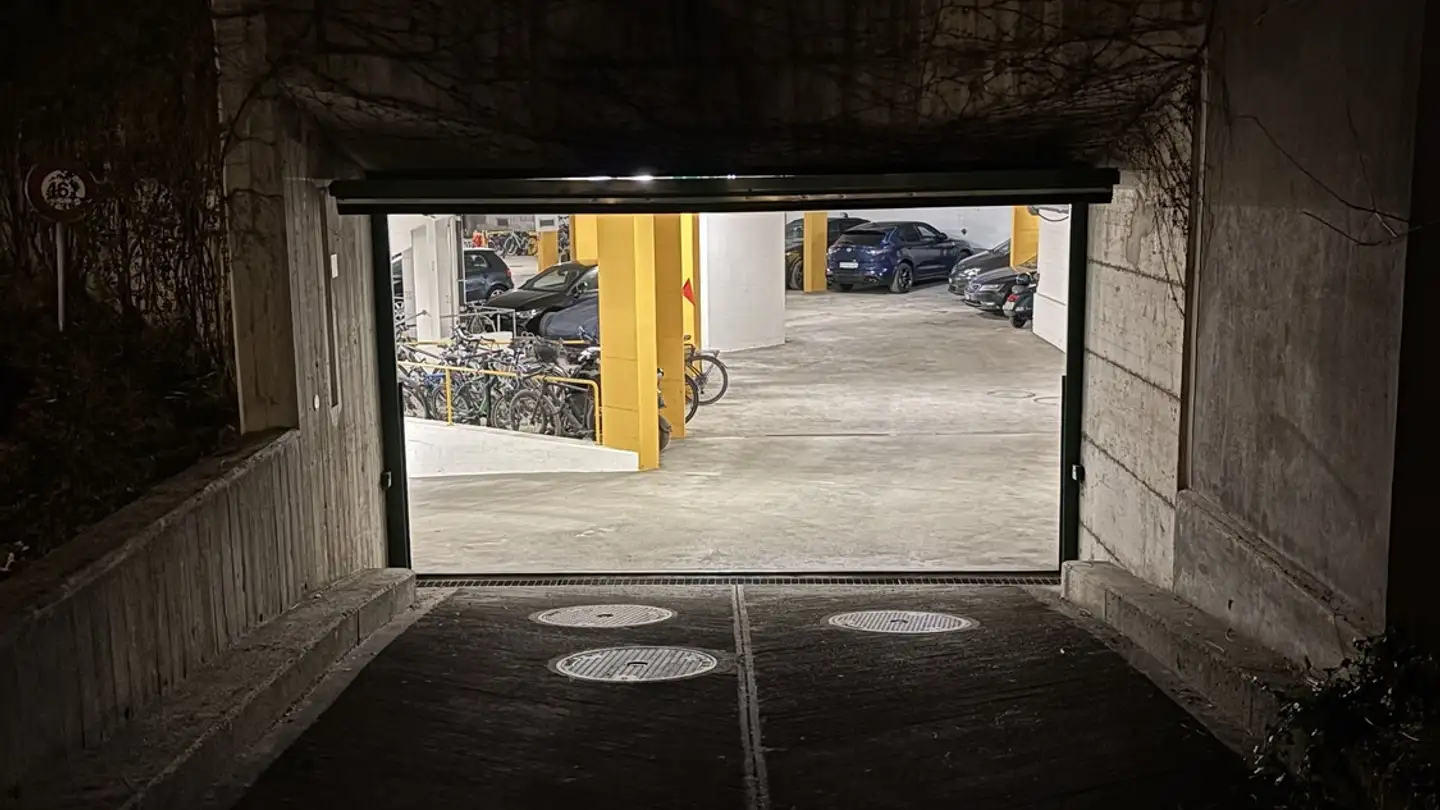 Place de parking extérieure à louer - Zolliker Strasse 197, 8008 Zürich