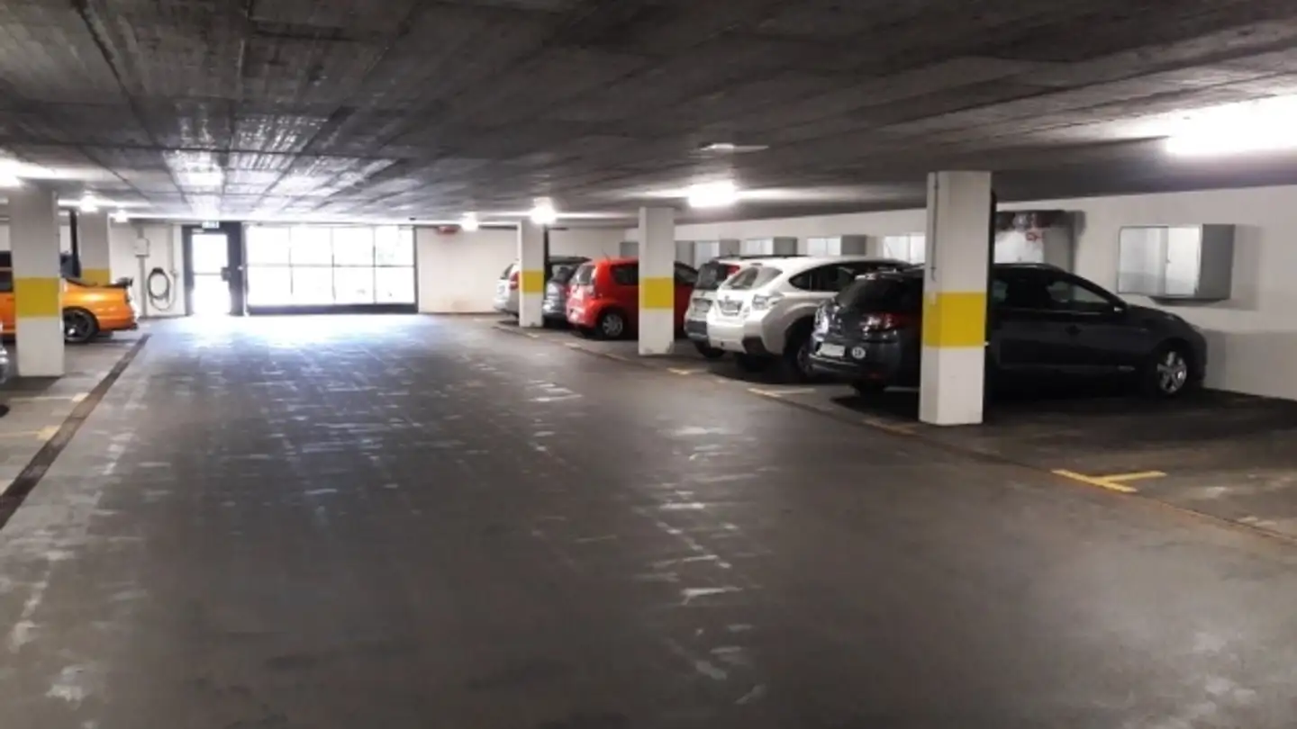 Tiefgaragenstellplatz mieten - Brüöl 2-8, 6430 Schwyz