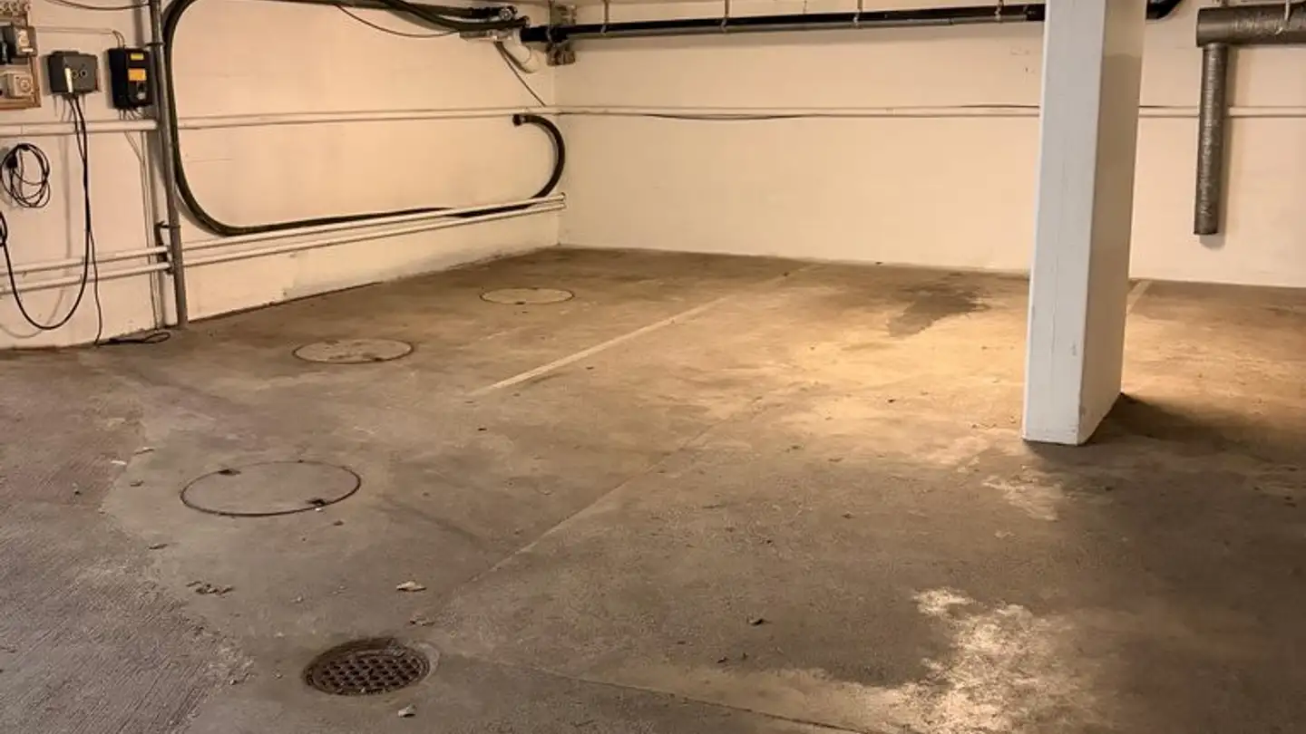 Place de parking souterraine à louer - Hürststrasse 49, 8046 Zürich