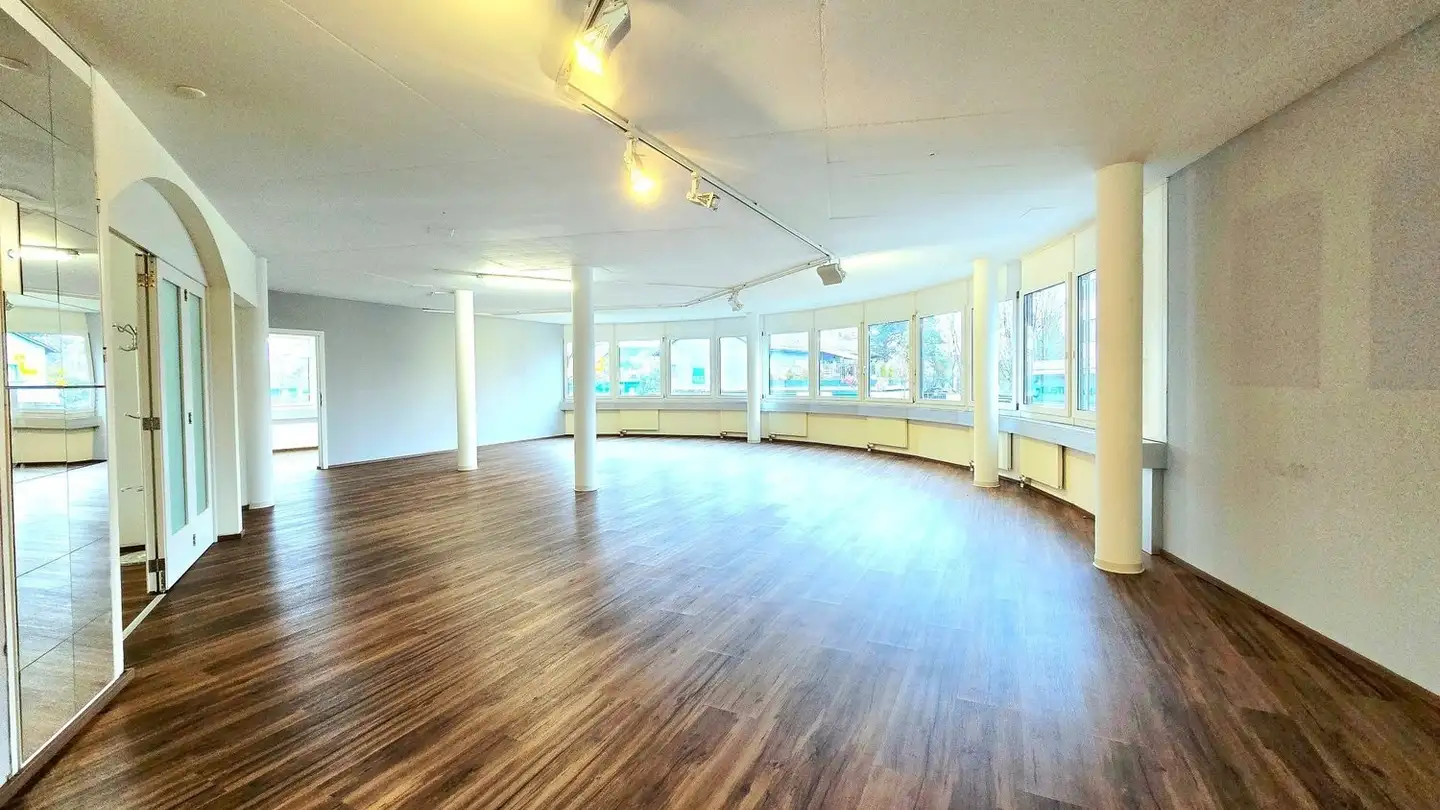 Commercial for rent - Bahnstrasse 8, 8603 Schwerzenbach