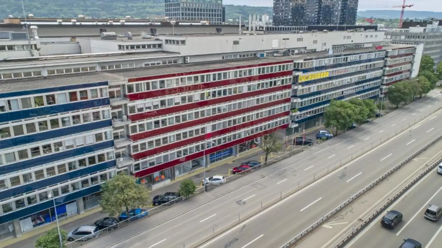 Place de parking extérieure à louer - Herostrasse 9, 8048 Zürich