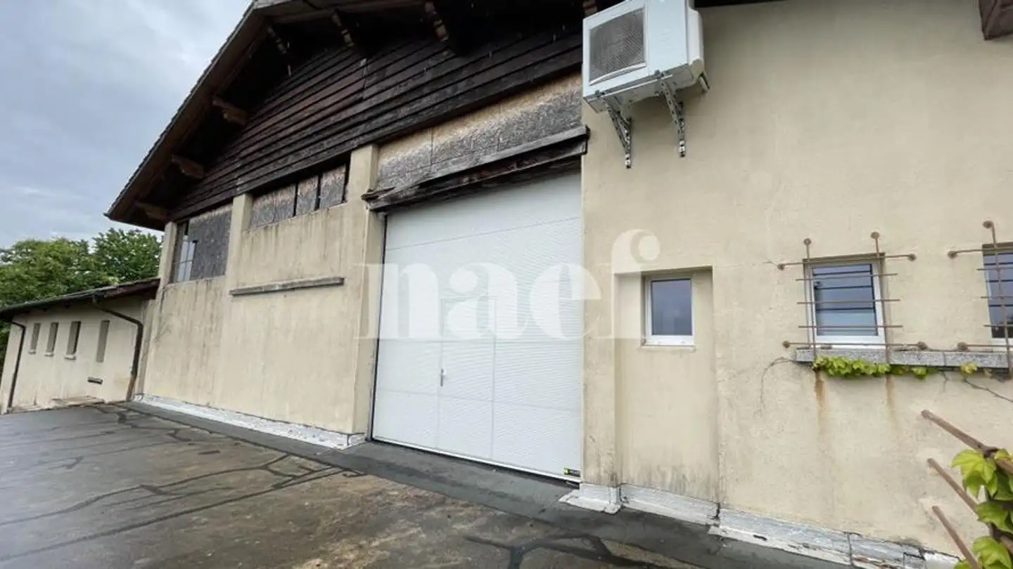 Mischgenutztes Gebäude mieten - 1195 Bursinel
