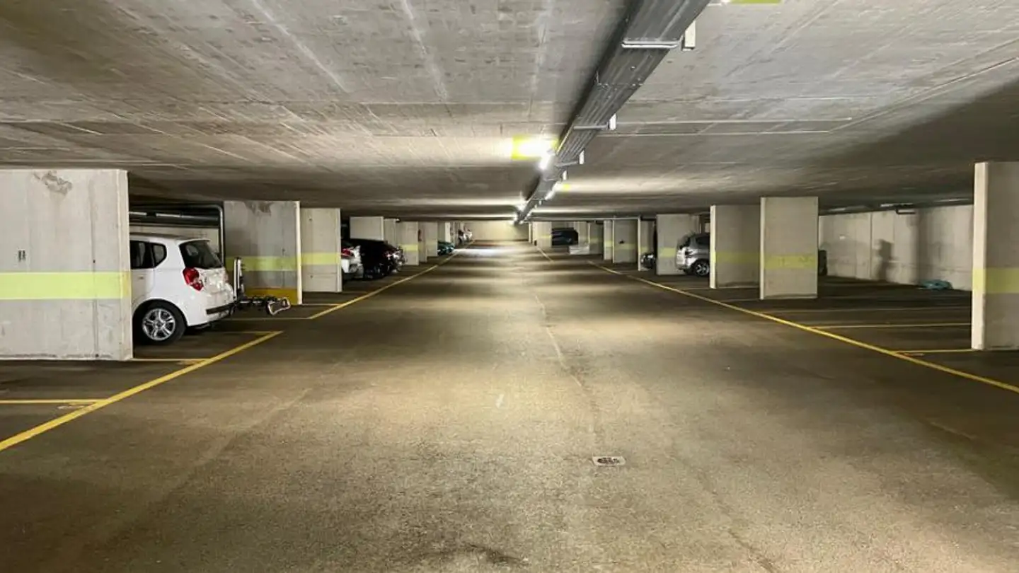 Place de parking intérieure pour moto à louer - Rue de Biaufond 1, 2300 La Chaux-de-Fonds - Photo 2