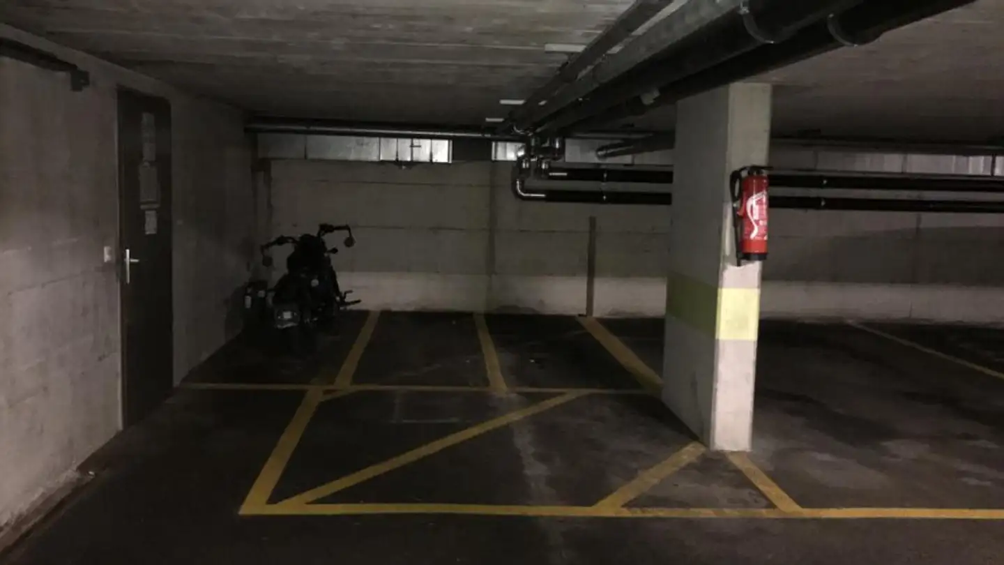 Place de parking intérieure pour moto à louer - Rue de Biaufond 1, 2300 La Chaux-de-Fonds - Photo 3