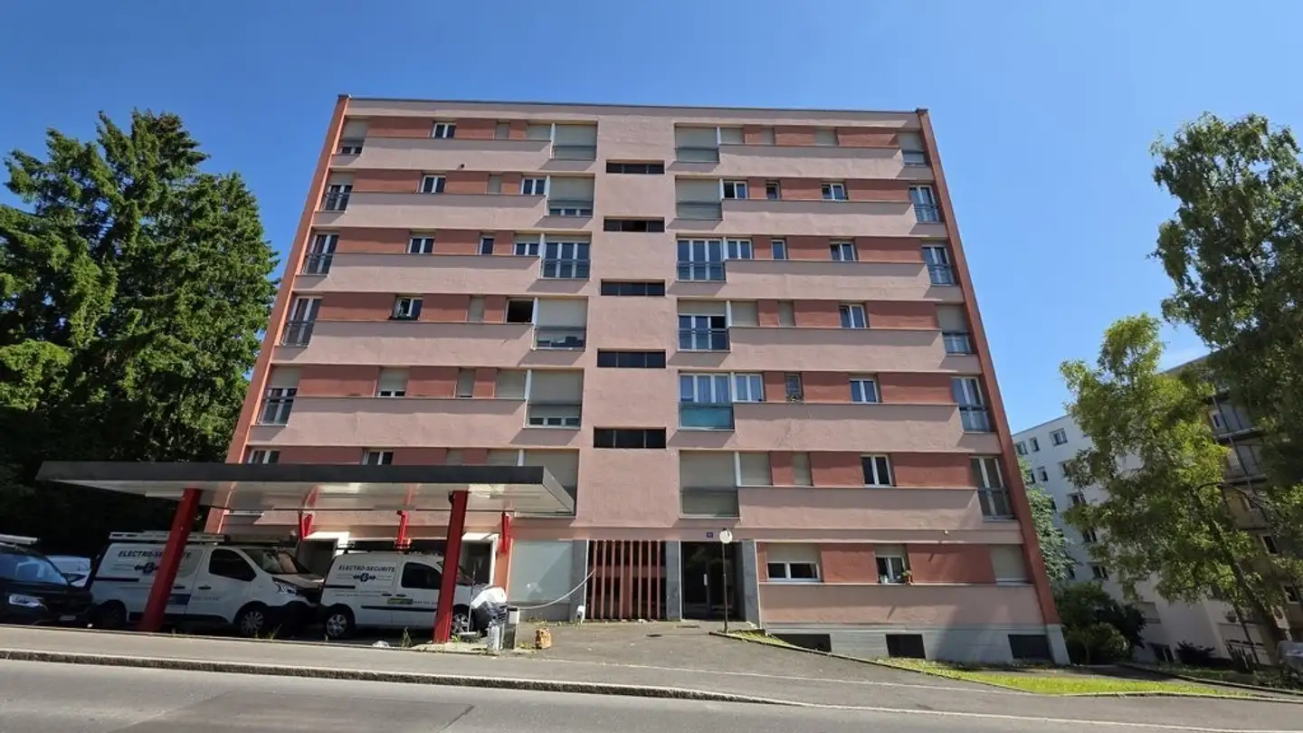 Place de parking extérieure à louer - Rue de Biaufond 18, 2300 La Chaux-de-Fonds