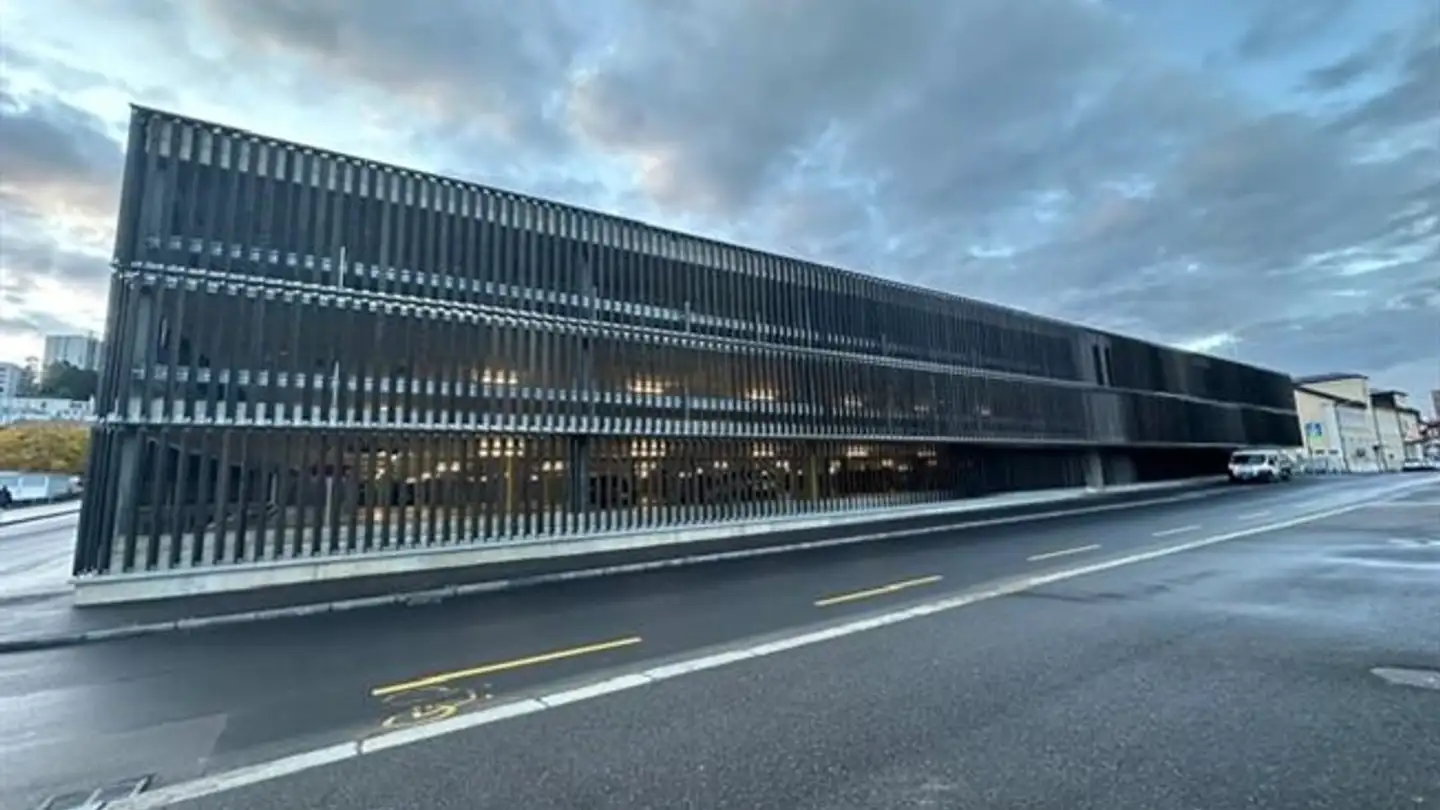 Outdoor parking space for rent - Rue Du Collège 34, 2300 La Chaux-de-Fonds - Photo 2