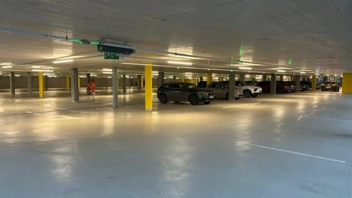 Outdoor parking space for rent - Rue Du Collège 34, 2300 La Chaux-de-Fonds - Photo 3