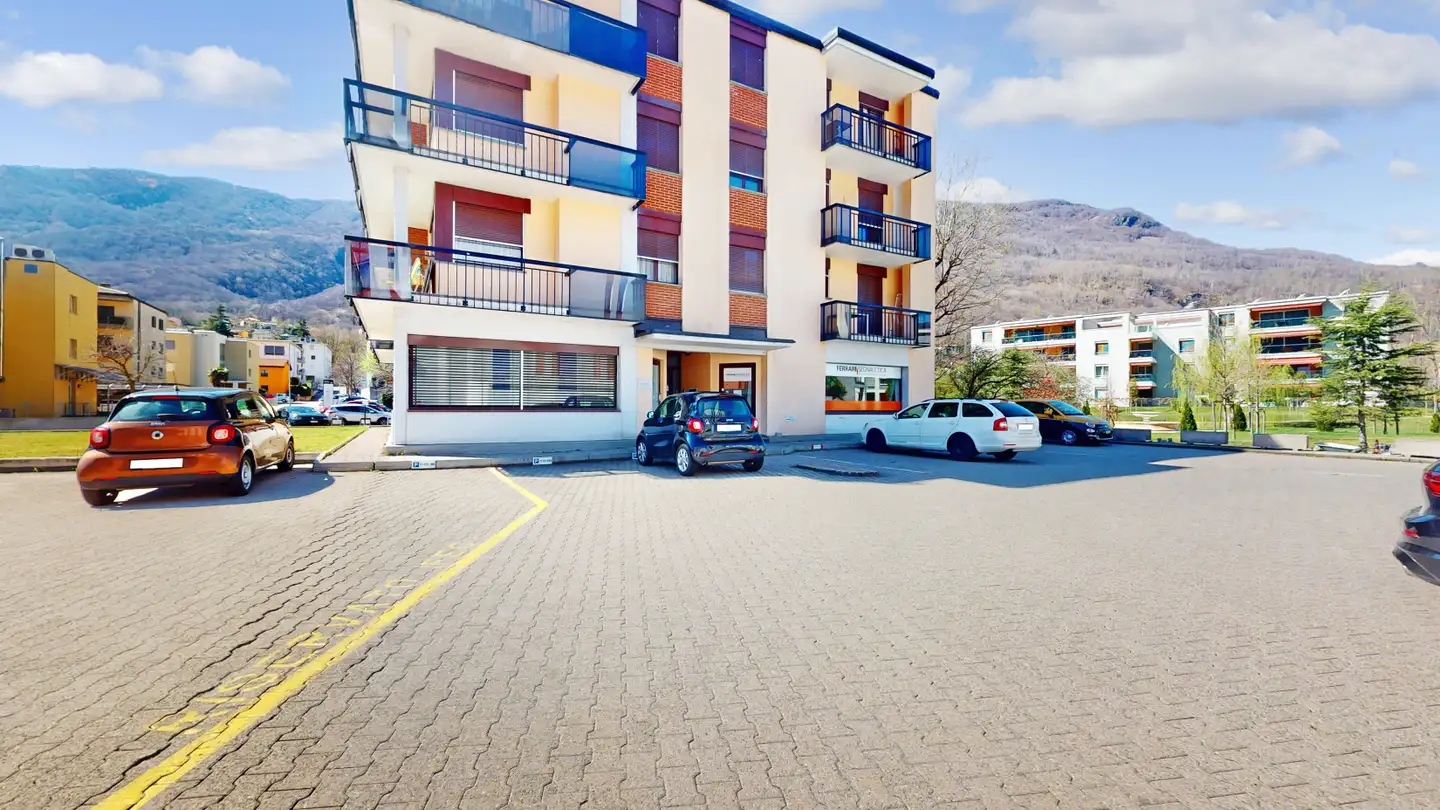 Mixed-use building for rent - Via Lagacci 8, 6802 Rivera