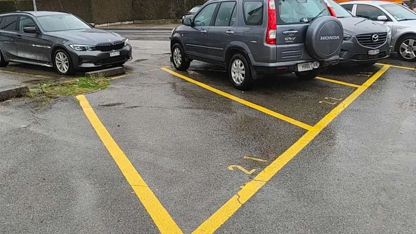 Outdoor parking space for rent - Rue Du Jura 13, 1196 Gland