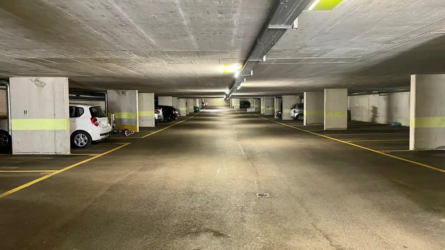 Place de parking intérieure pour moto à louer - Rue De Biaufond 1, 2300 La Chaux-de-Fonds - Photo 2