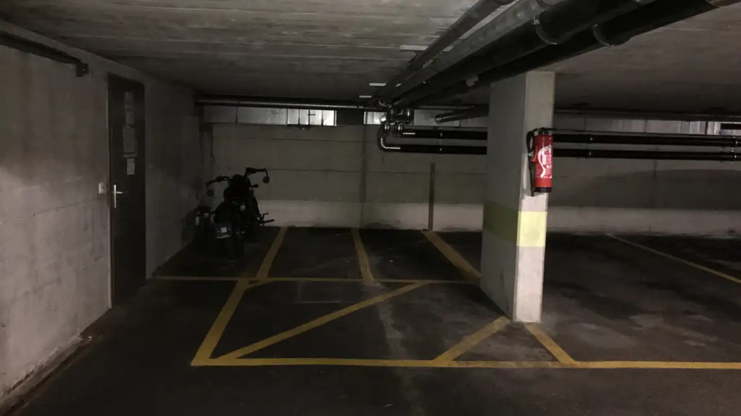 Place de parking intérieure pour moto à louer - Rue De Biaufond 1, 2300 La Chaux-de-Fonds - Photo 3