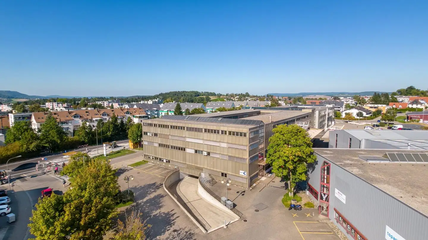 Parkplatz im Freien mieten - Stationsstrasse 25, 8155 Niederhasli