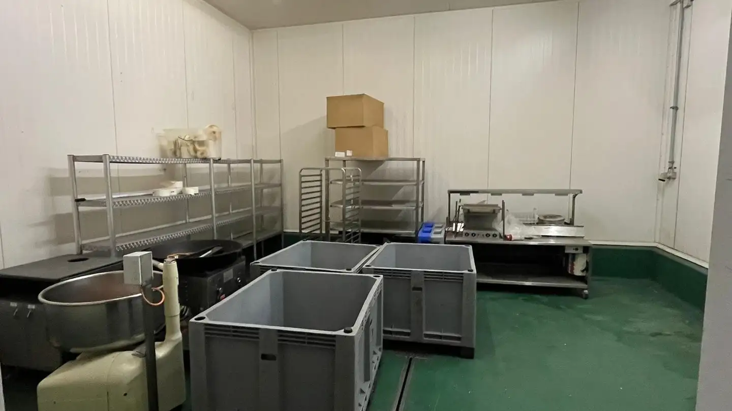 Commercial à louer - Badenerstrasse 4, 8104 Weiningen ZH