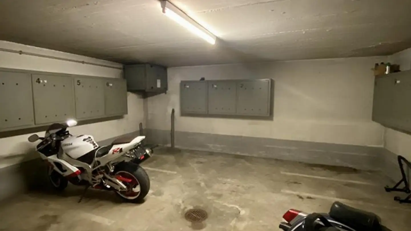 Überdachter Motorradparkplatz mieten - Schlossstrasse 8a, 4133 Pratteln