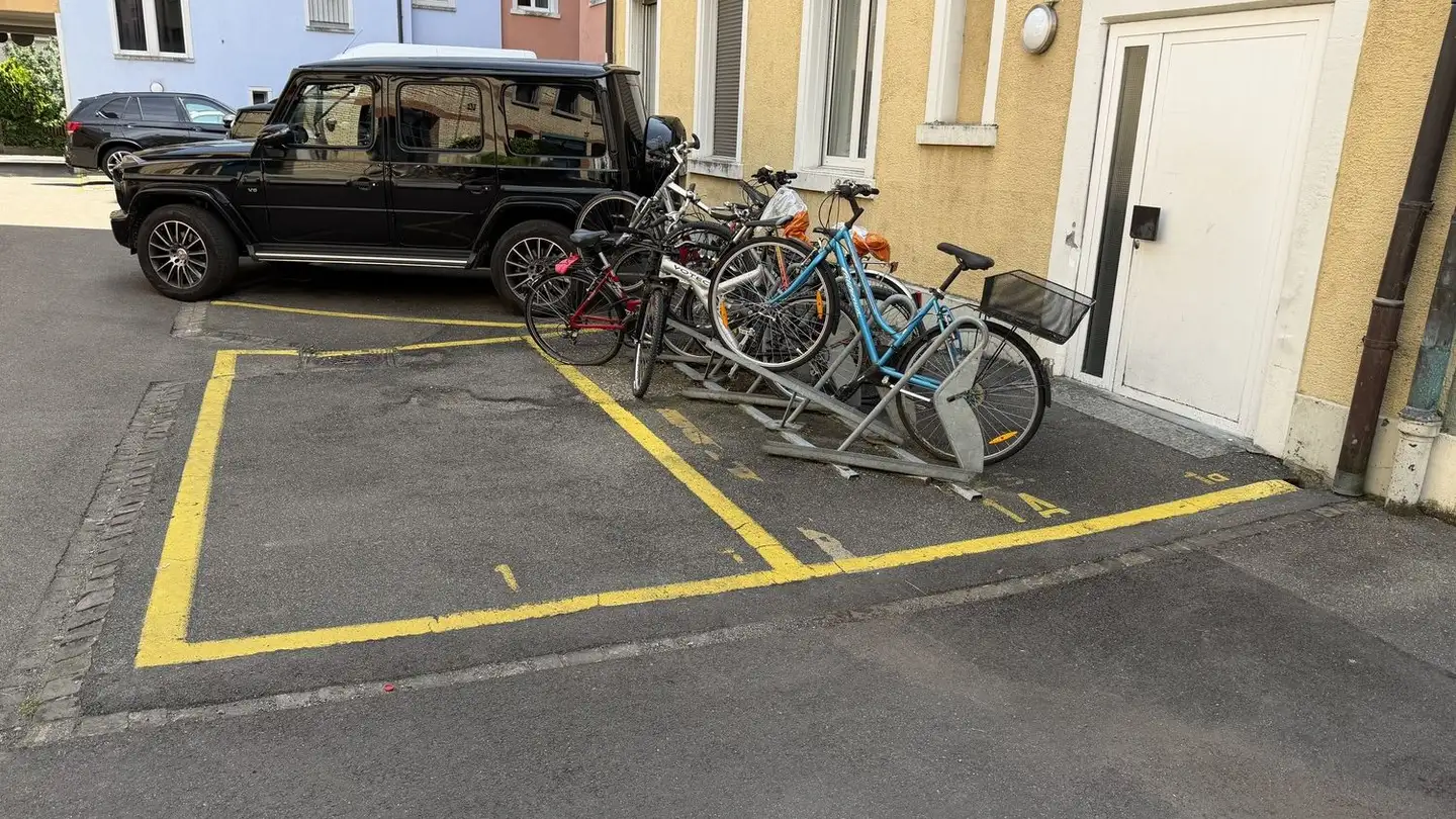 Place de parking extérieure à louer - 8008 Zürich