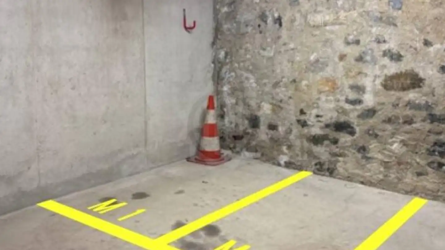 Place de parking intérieure pour moto à louer - Rue de la Morâche 2, 1260 Nyon