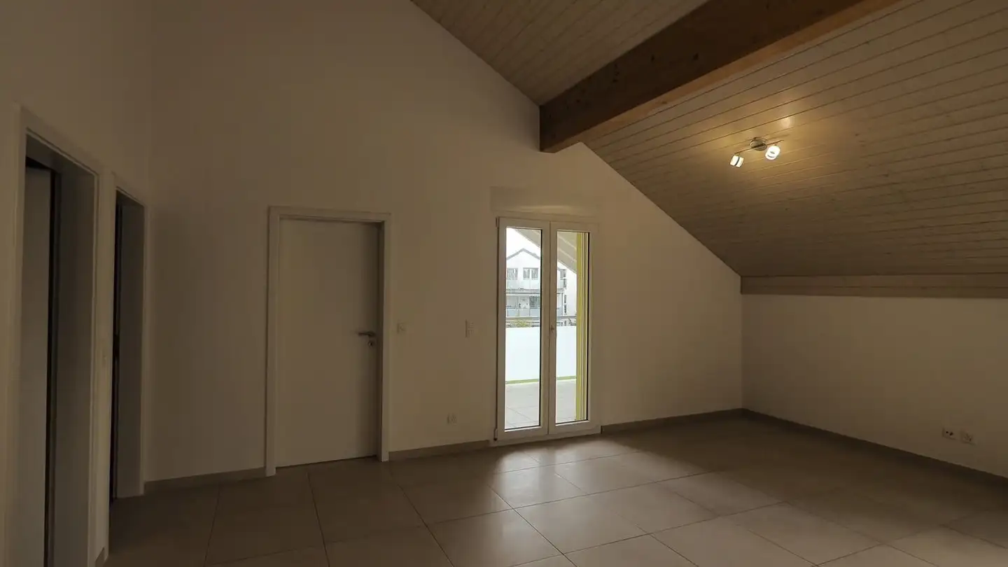 Attique à louer - Impasse Des Perdrix 18, 1563 Dompierre FR - Photo 2