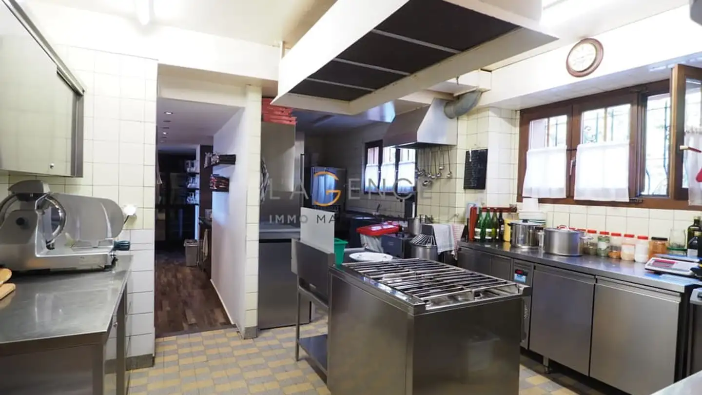 Residential building for sale - 3974 Mollens VS - Photo 4