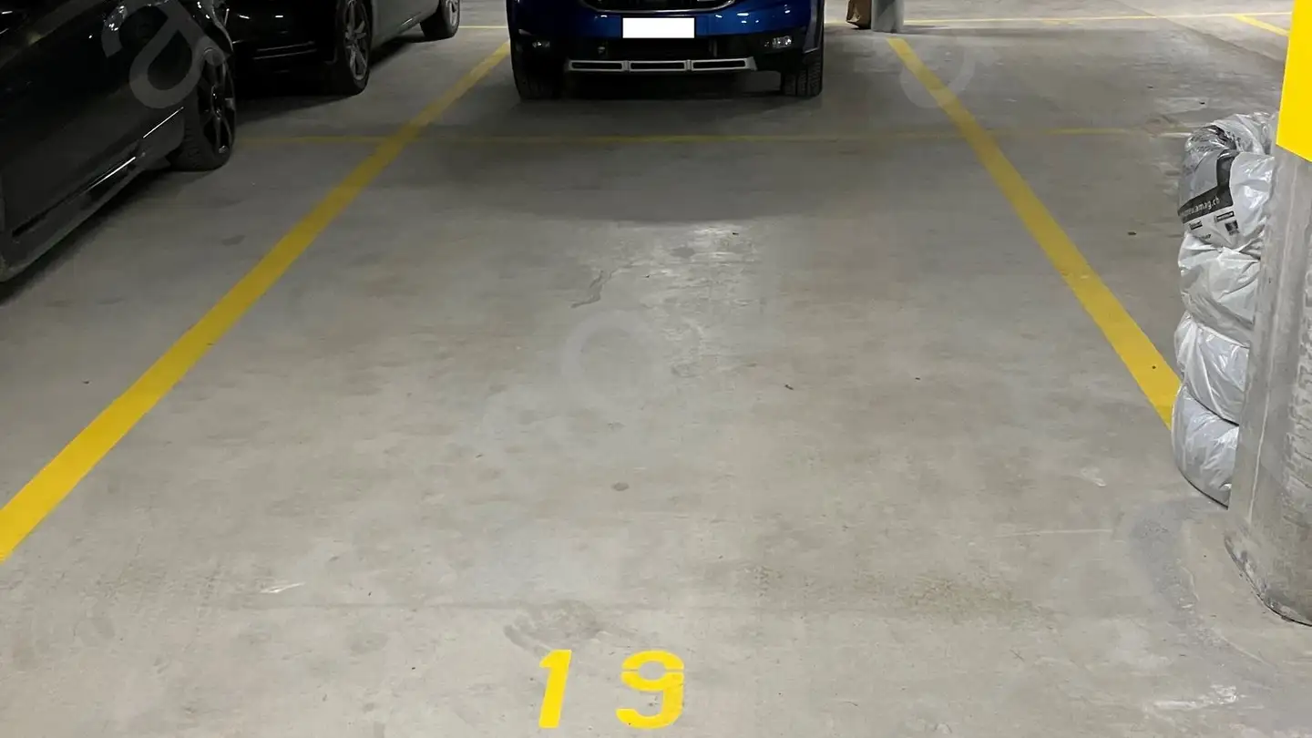 Underground parking space for rent - Monté 47, 7408 Cazis