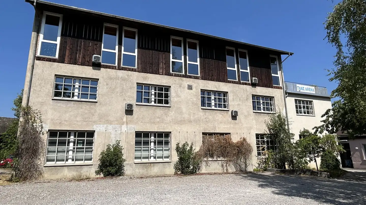 Mixed-use building for rent - Kapellenweg 11, 4460 Gelterkinden