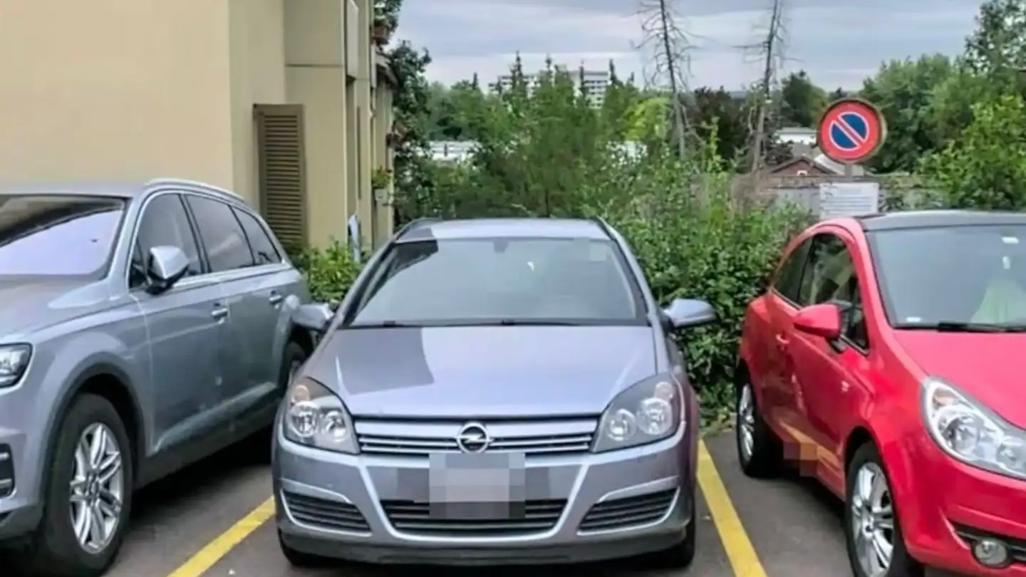 Outdoor parking space for rent - Bergacker 17, 8046 Zürich