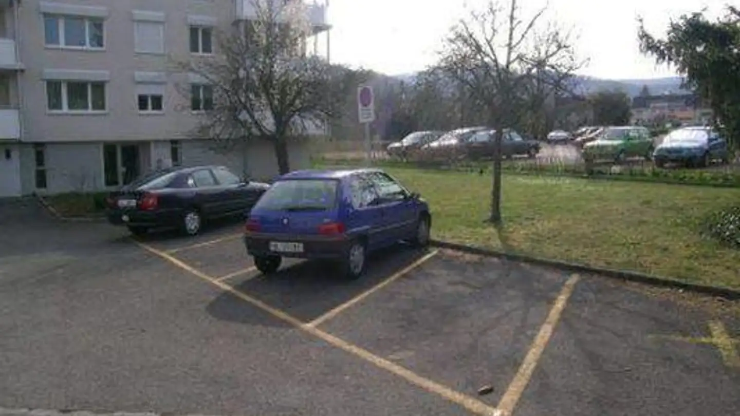Place de parking extérieure à louer - General Guisan-Strasse 2, 4144 Arlesheim