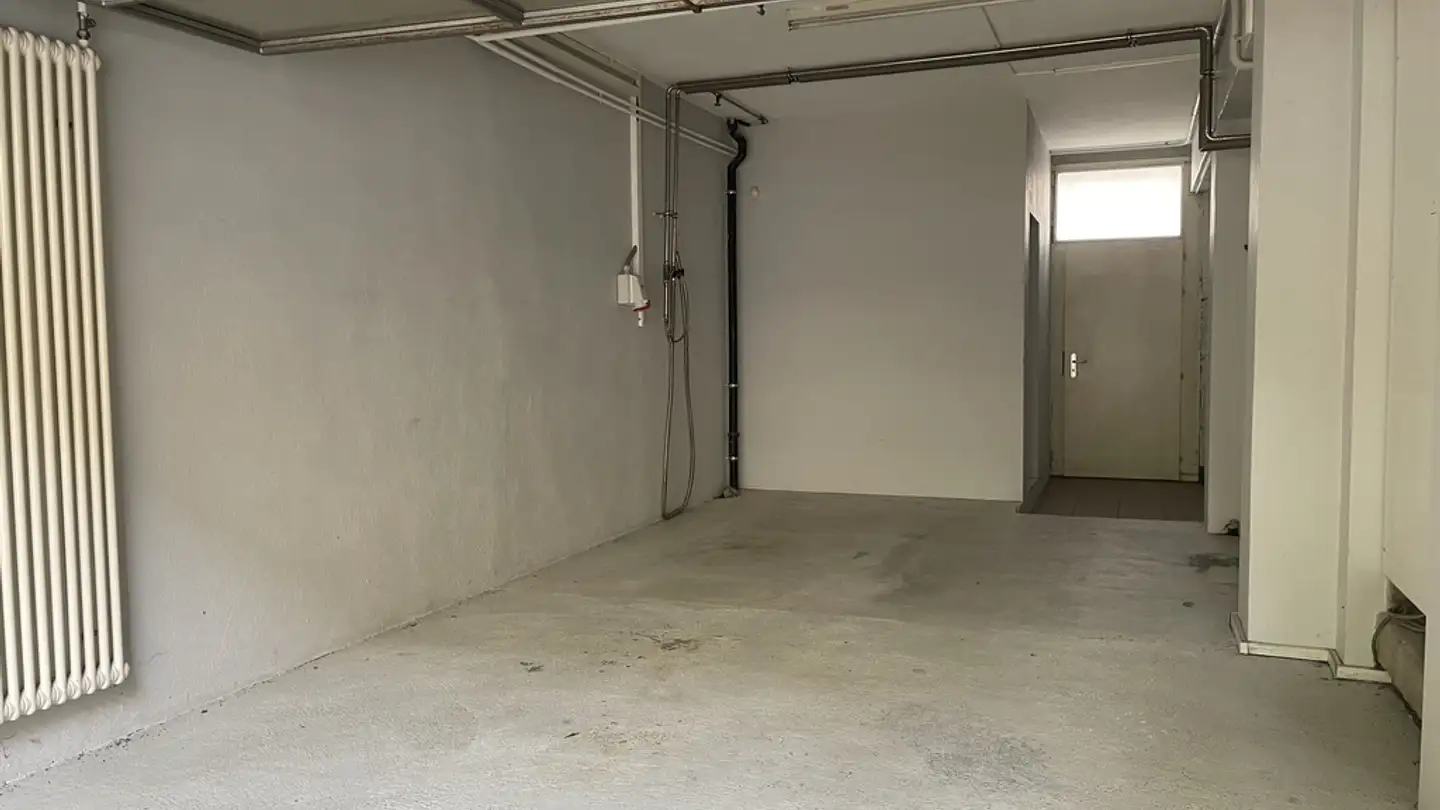 Garage for rent - Rue Numa-Droz 142, 2300 La Chaux-de-Fonds - Photo 3