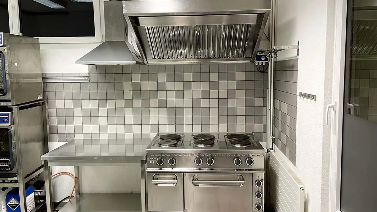 Negozio in affitto - Isenrietstrasse 1a, 8617 Mönchaltorf