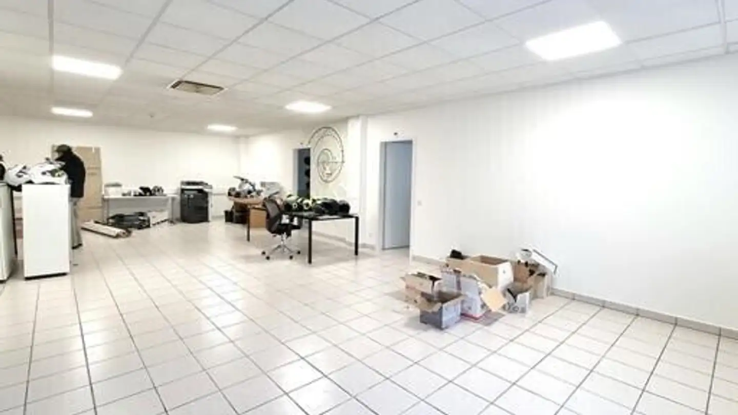 Commercial à louer - 6928 Manno