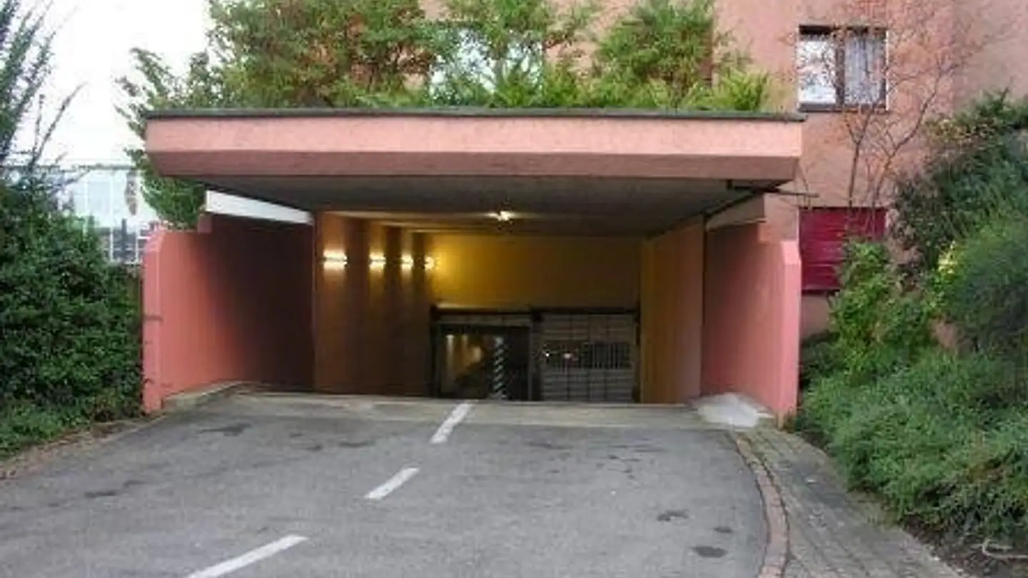 Indoor motorbike parking space for rent - Hardgutstrasse 28, 8048 Zürich