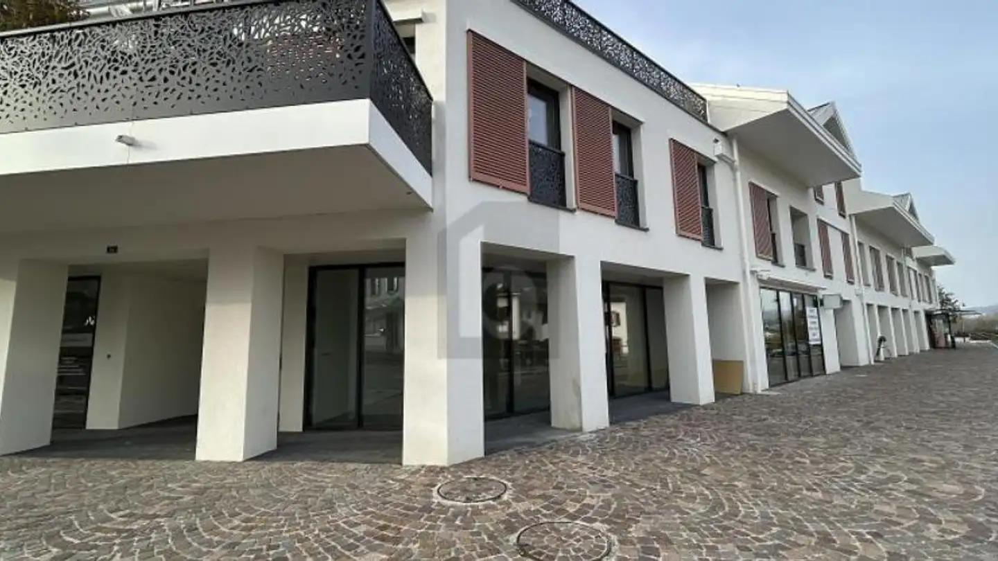 Shopping center for rent - 1026 Denges