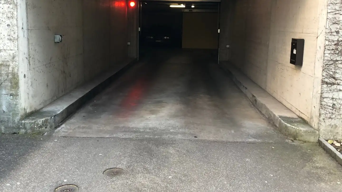 Place de parking intérieure pour moto à louer - Wallisellerstrasse 161, 8152 Opfikon