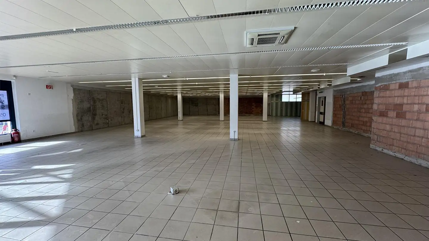 Magasin à louer - Rue Du 23-Juin 40, 2822 Courroux - Photo 2